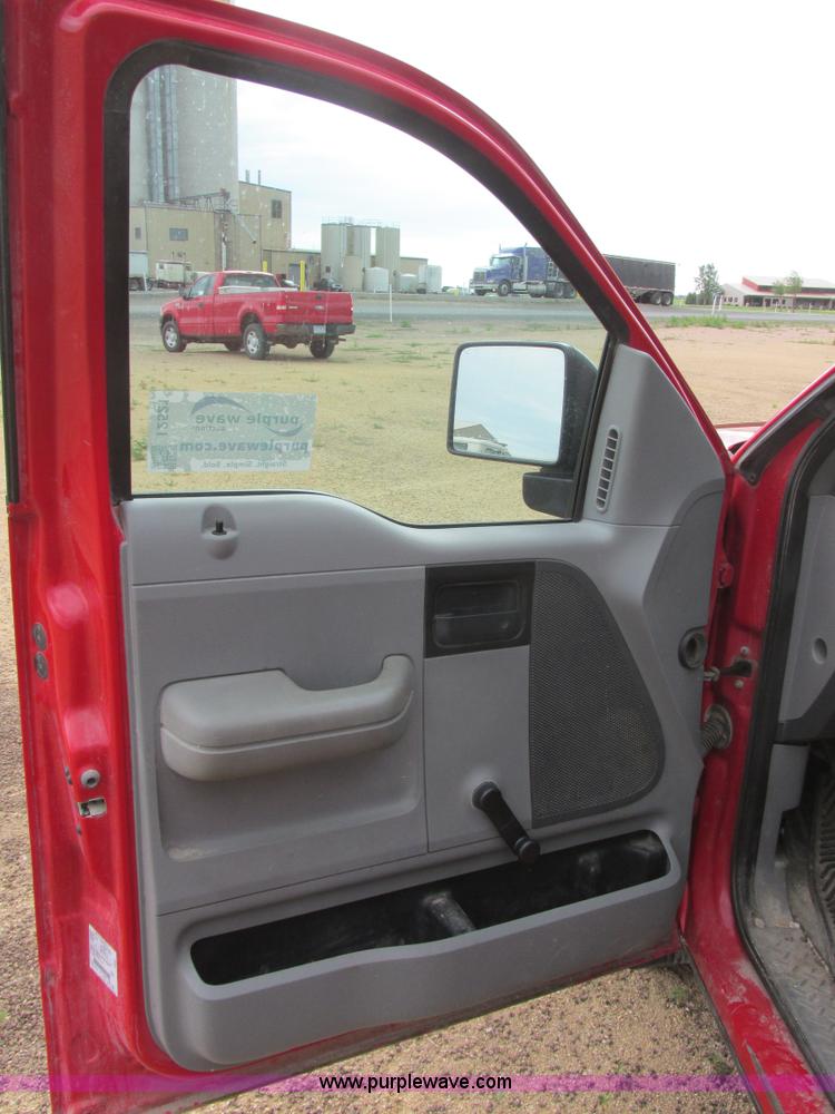 image for item I2521 2005 Ford F150 XL pickup truck