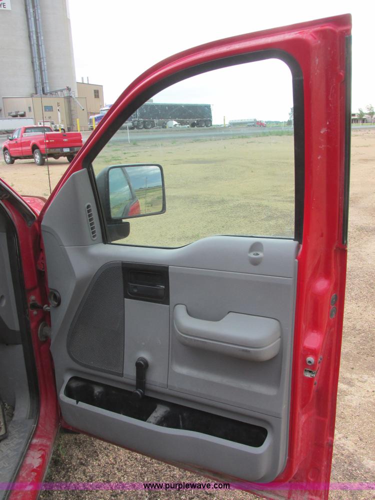 image for item I2521 2005 Ford F150 XL pickup truck