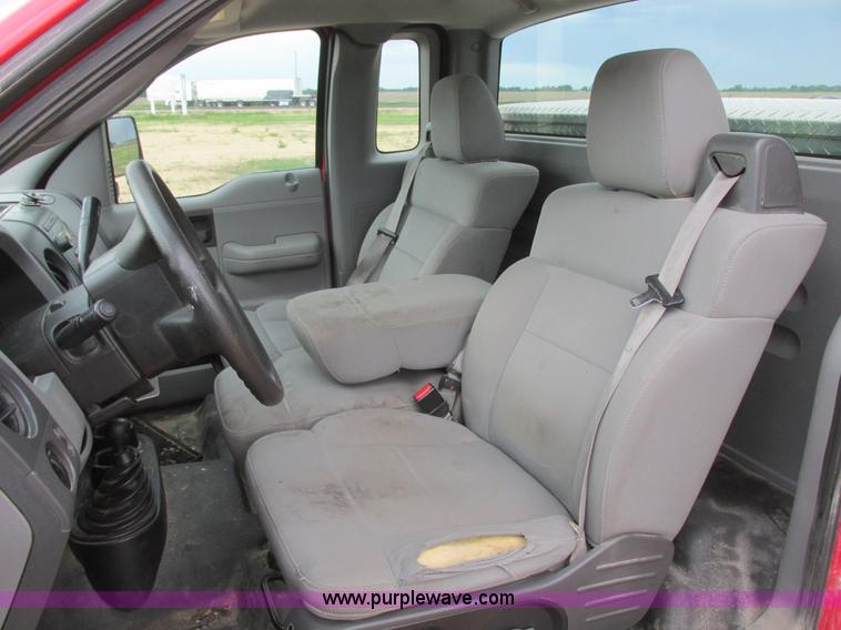 image for item I2521 2005 Ford F150 XL pickup truck