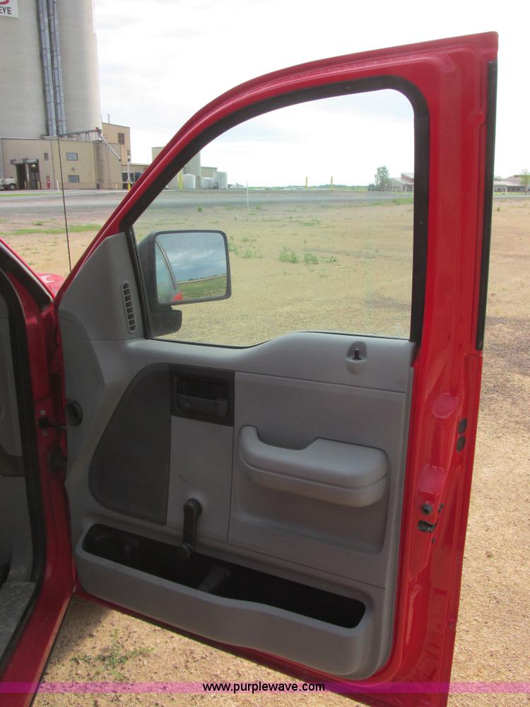 image for item I2525 2006 Ford F150 XL pickup truck