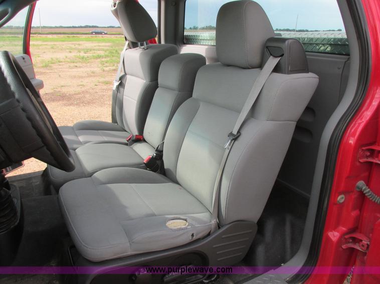 image for item I2525 2006 Ford F150 XL pickup truck