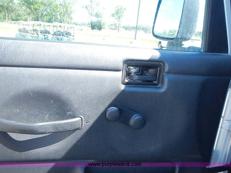 image for item I3569 2004 Jeep Wrangler X SUV