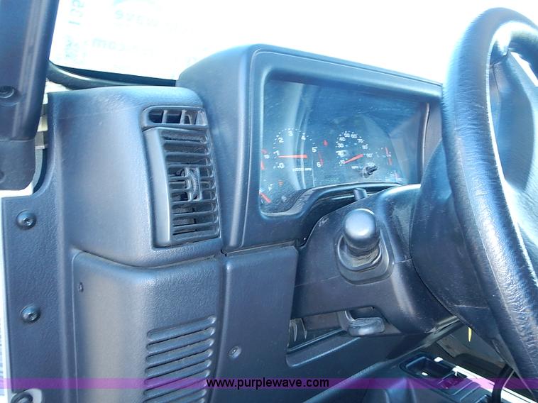 image for item I3569 2004 Jeep Wrangler X SUV