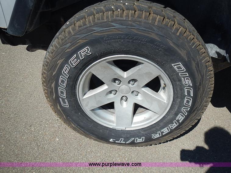 image for item I3569 2004 Jeep Wrangler X SUV