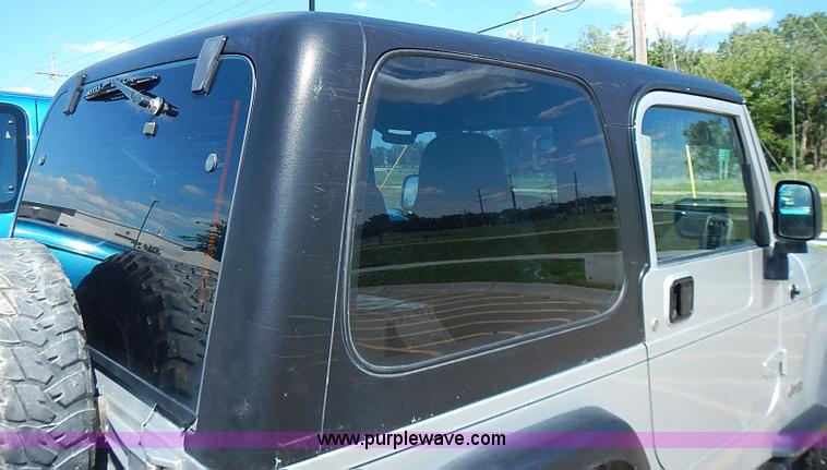 image for item I3569 2004 Jeep Wrangler X SUV