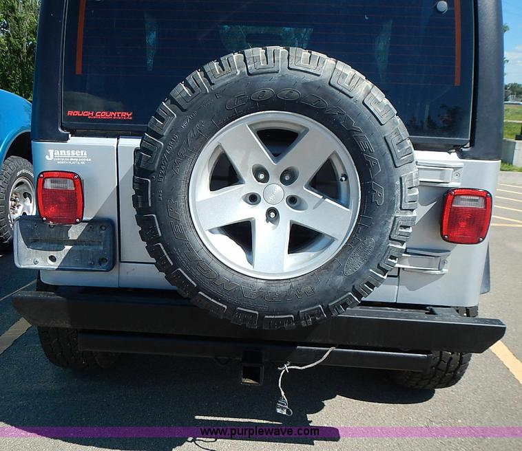 image for item I3569 2004 Jeep Wrangler X SUV