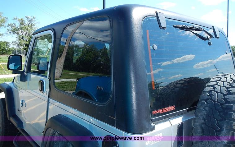 image for item I3569 2004 Jeep Wrangler X SUV