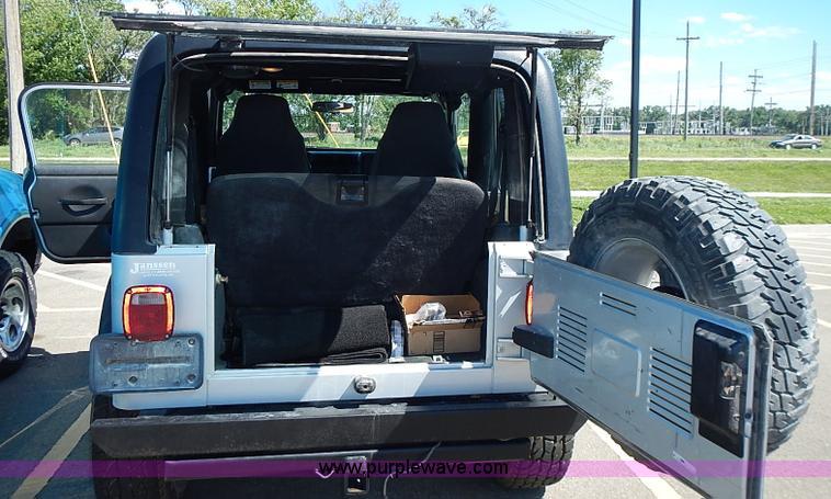 image for item I3569 2004 Jeep Wrangler X SUV