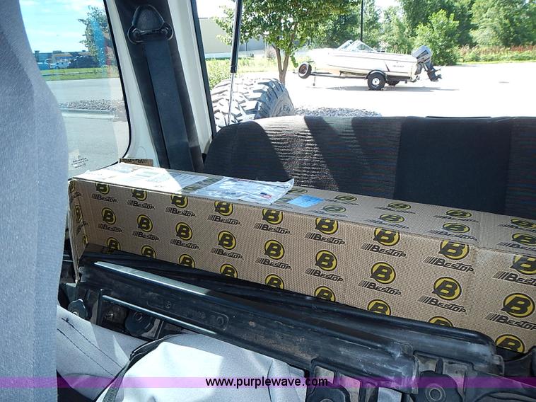 image for item I3569 2004 Jeep Wrangler X SUV