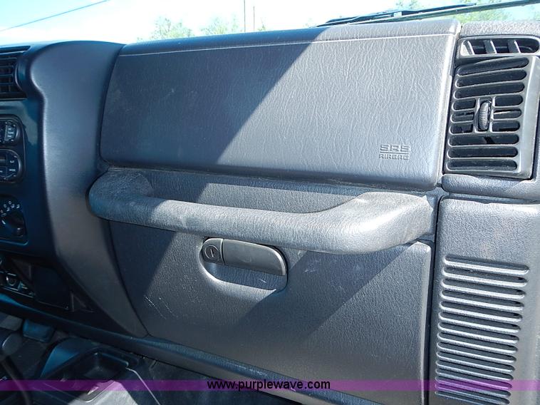 image for item I3569 2004 Jeep Wrangler X SUV