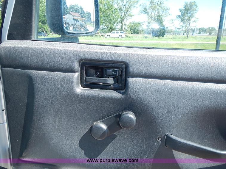 image for item I3569 2004 Jeep Wrangler X SUV