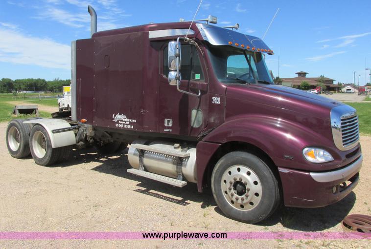 image for item I6250 2003 Freightliner Columbia semi truck