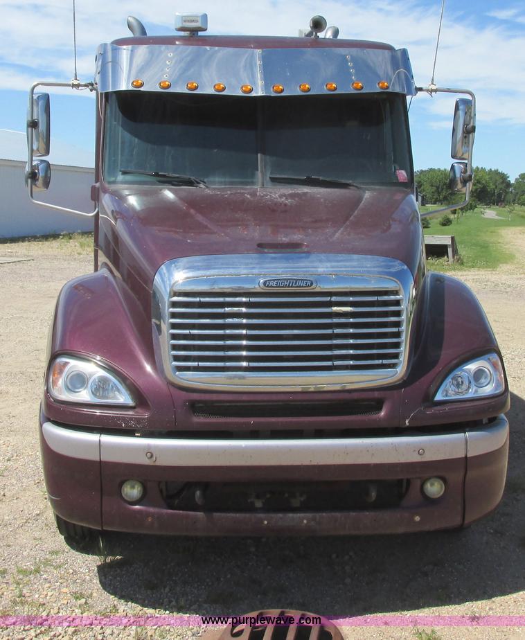 image for item I6250 2003 Freightliner Columbia semi truck