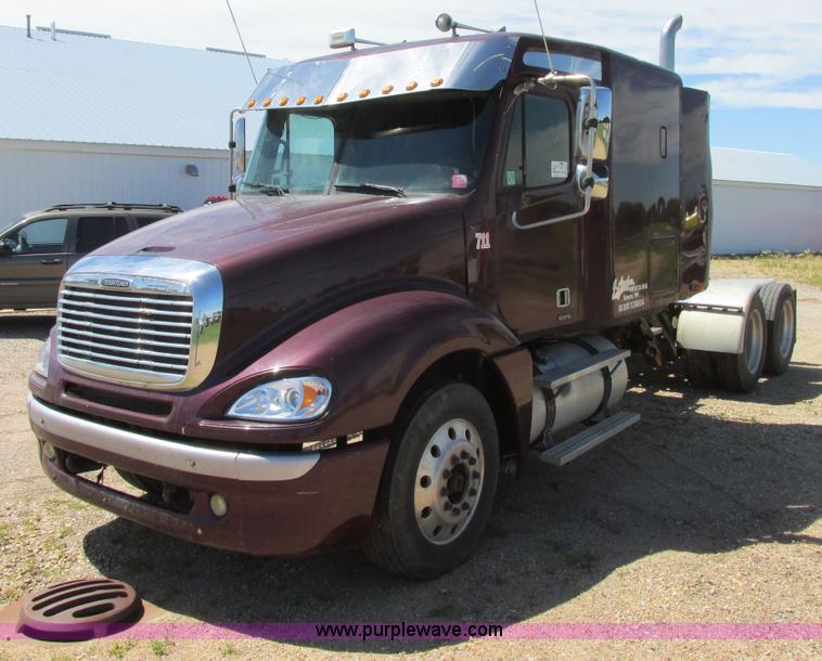image for item I6250 2003 Freightliner Columbia semi truck