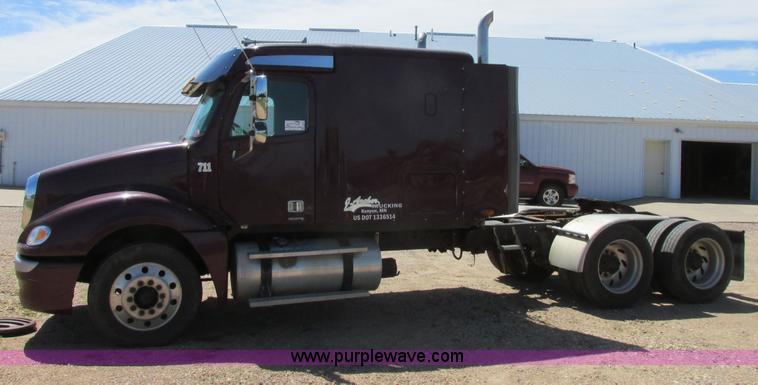 image for item I6250 2003 Freightliner Columbia semi truck