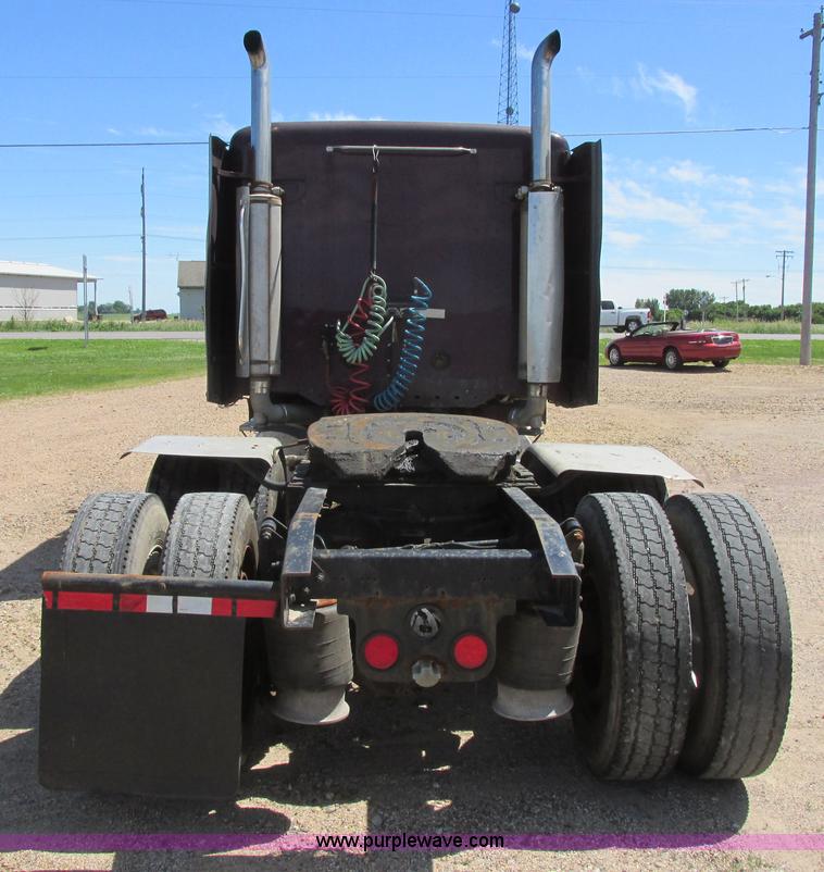 image for item I6250 2003 Freightliner Columbia semi truck