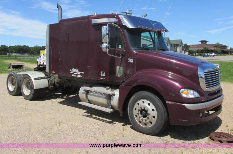 image for item I6250 2003 Freightliner Columbia semi truck