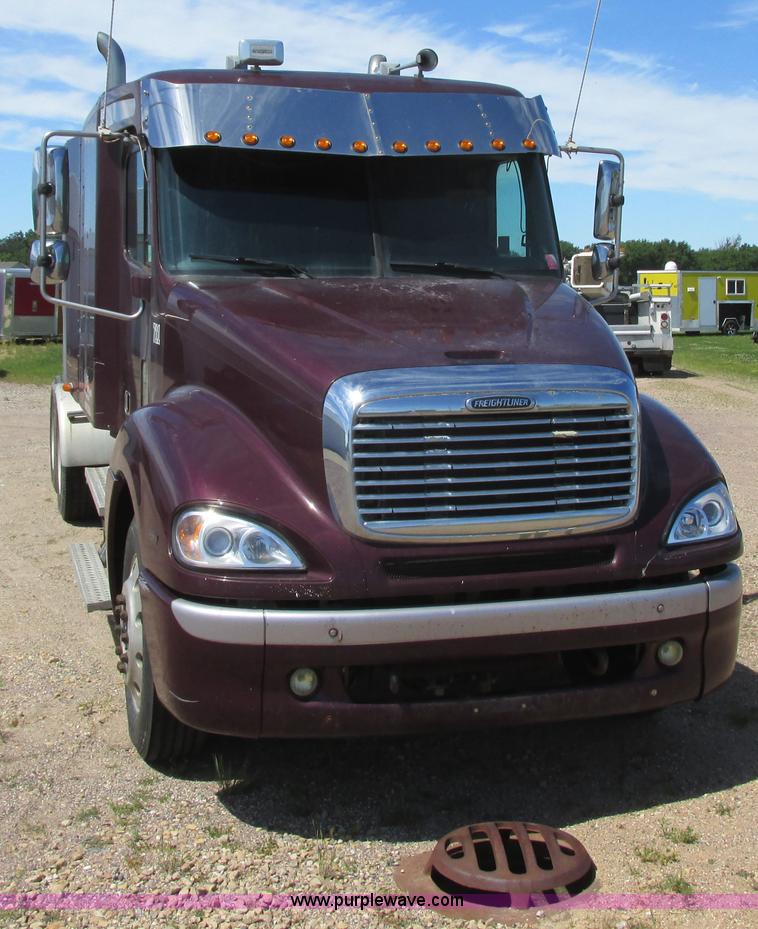 image for item I6250 2003 Freightliner Columbia semi truck