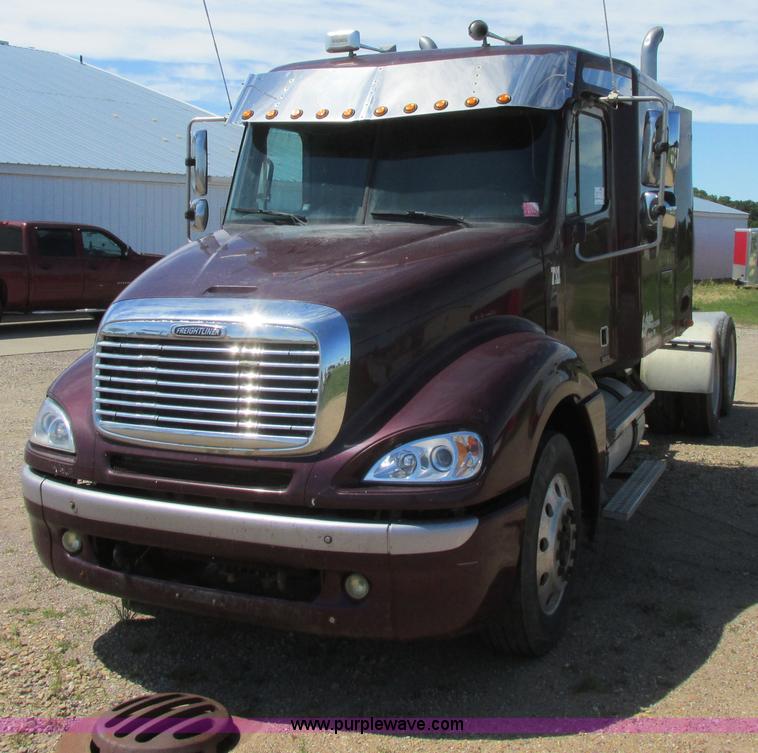 image for item I6250 2003 Freightliner Columbia semi truck