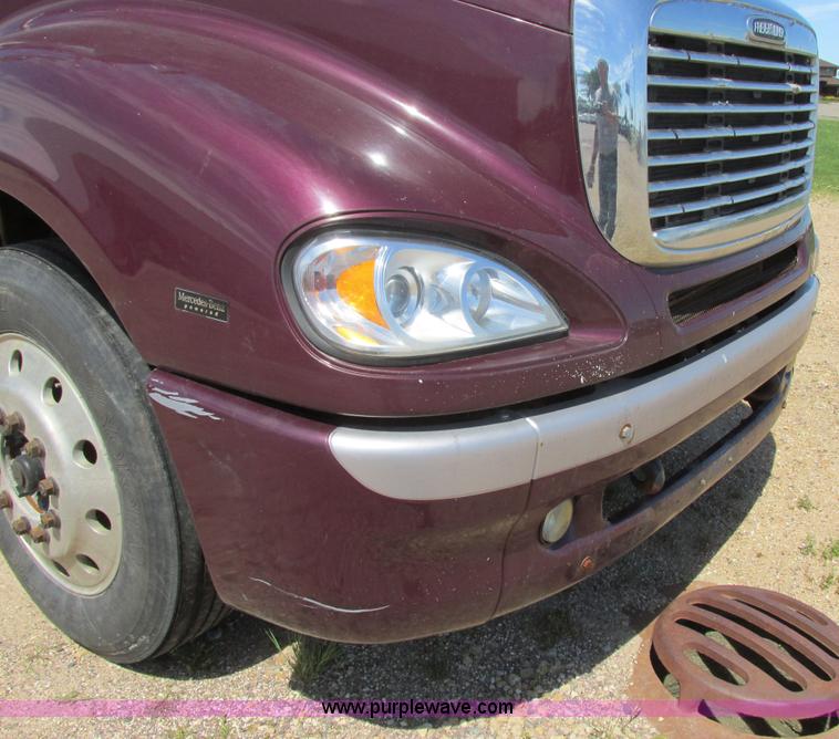 image for item I6250 2003 Freightliner Columbia semi truck