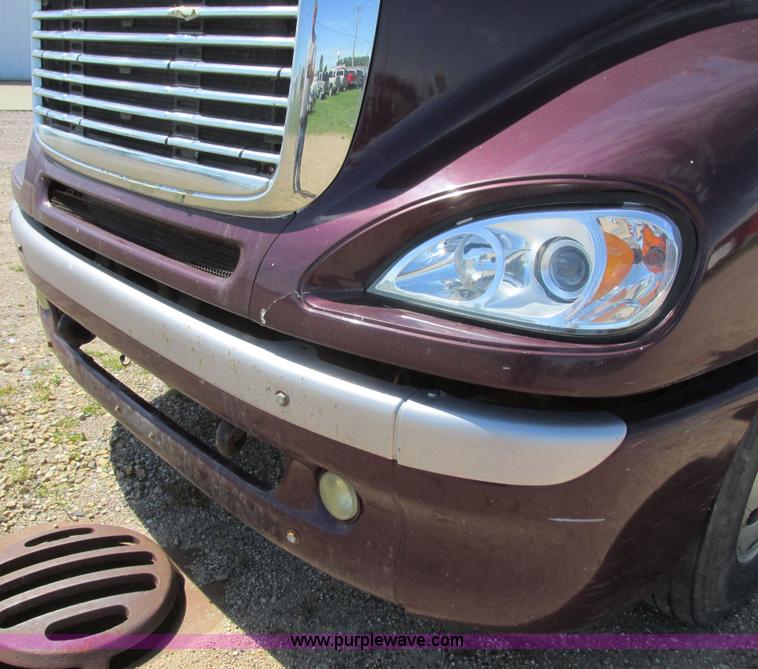 image for item I6250 2003 Freightliner Columbia semi truck