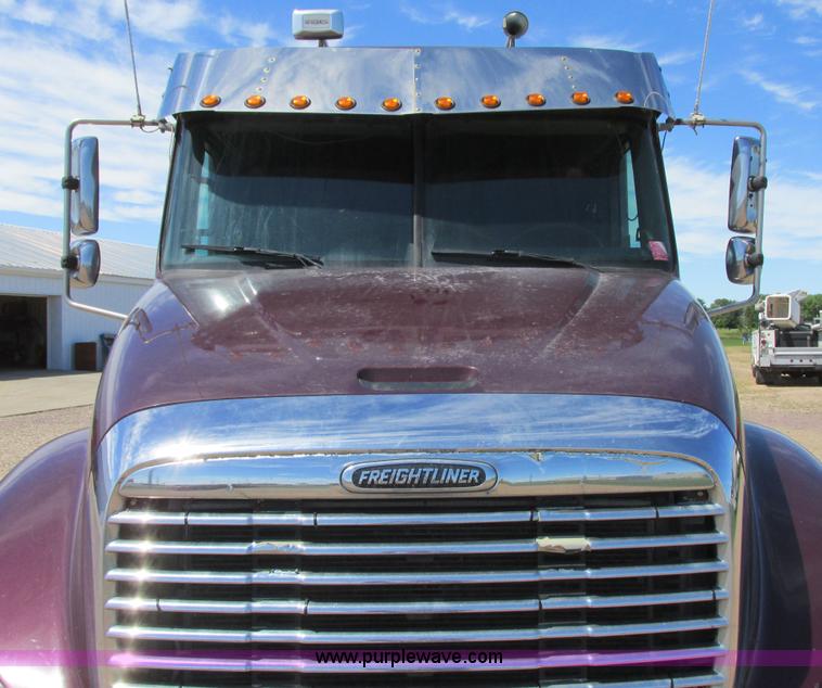 image for item I6250 2003 Freightliner Columbia semi truck