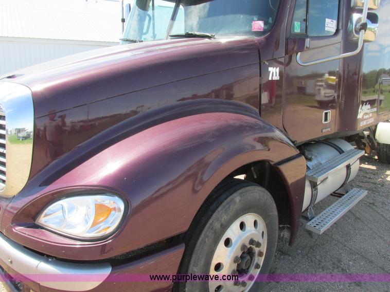 image for item I6250 2003 Freightliner Columbia semi truck