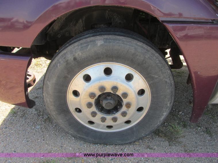 image for item I6250 2003 Freightliner Columbia semi truck