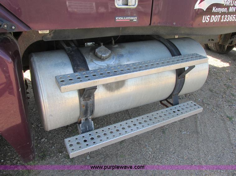 image for item I6250 2003 Freightliner Columbia semi truck