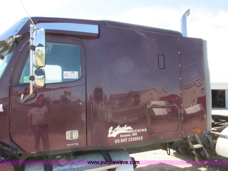 image for item I6250 2003 Freightliner Columbia semi truck