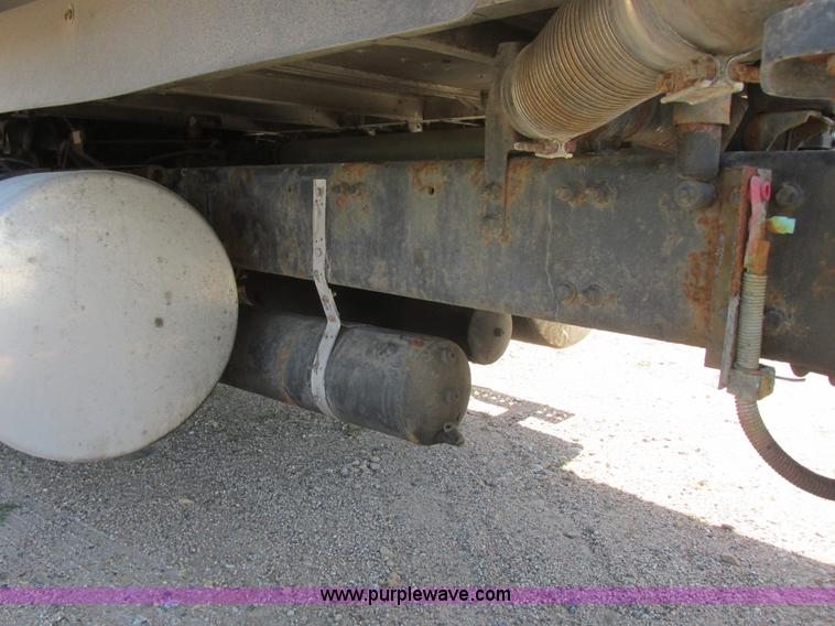 image for item I6250 2003 Freightliner Columbia semi truck