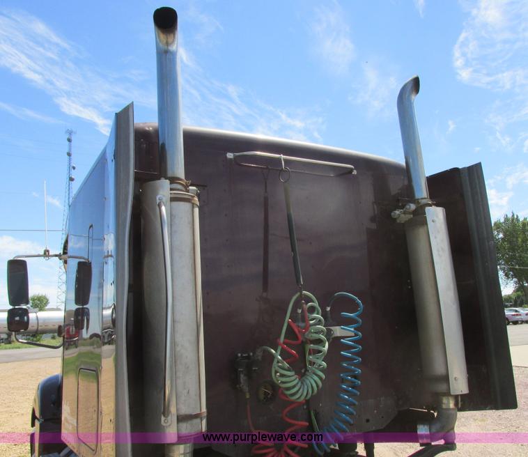 image for item I6250 2003 Freightliner Columbia semi truck