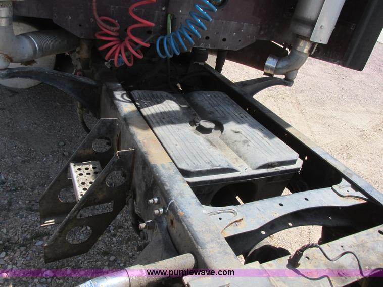 image for item I6250 2003 Freightliner Columbia semi truck