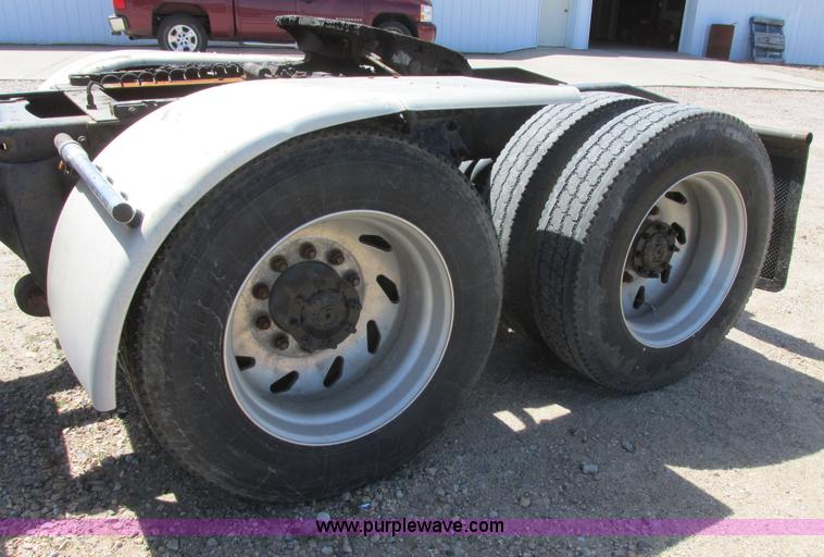 image for item I6250 2003 Freightliner Columbia semi truck