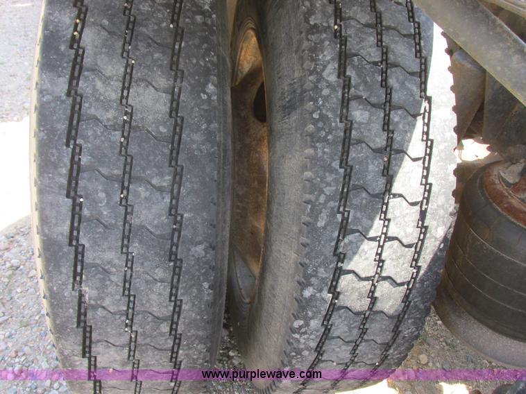 image for item I6250 2003 Freightliner Columbia semi truck