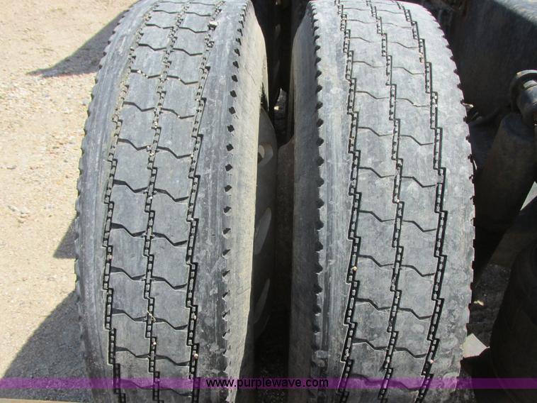 image for item I6250 2003 Freightliner Columbia semi truck