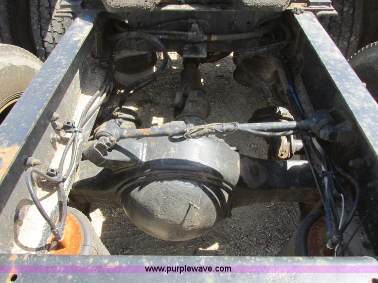 image for item I6250 2003 Freightliner Columbia semi truck