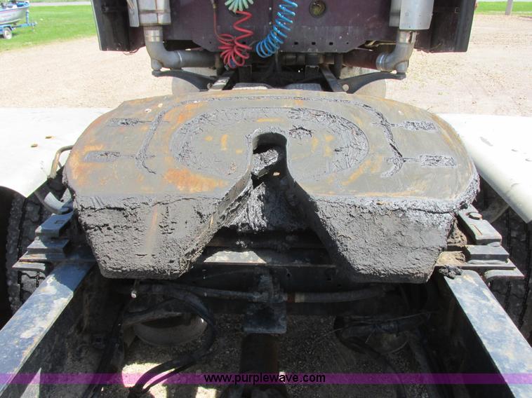 image for item I6250 2003 Freightliner Columbia semi truck