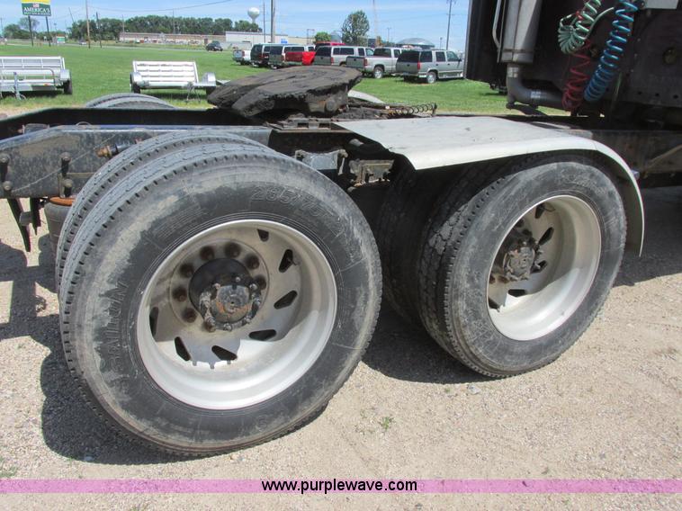 image for item I6250 2003 Freightliner Columbia semi truck