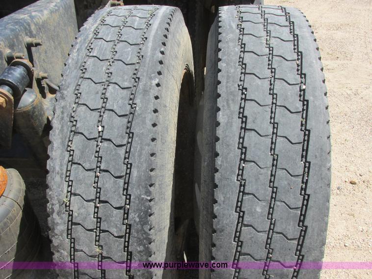 image for item I6250 2003 Freightliner Columbia semi truck