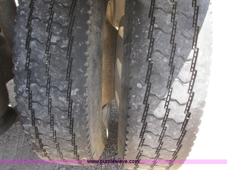 image for item I6250 2003 Freightliner Columbia semi truck