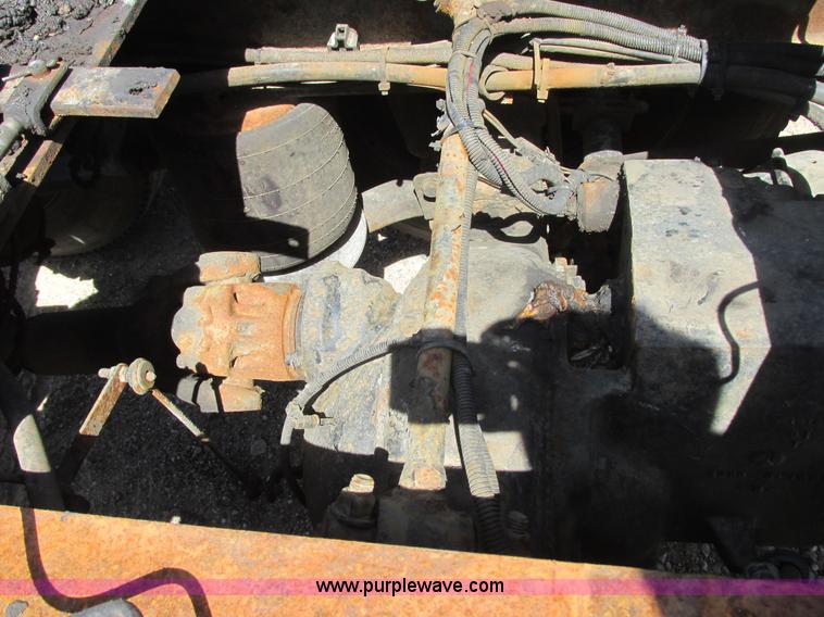 image for item I6250 2003 Freightliner Columbia semi truck