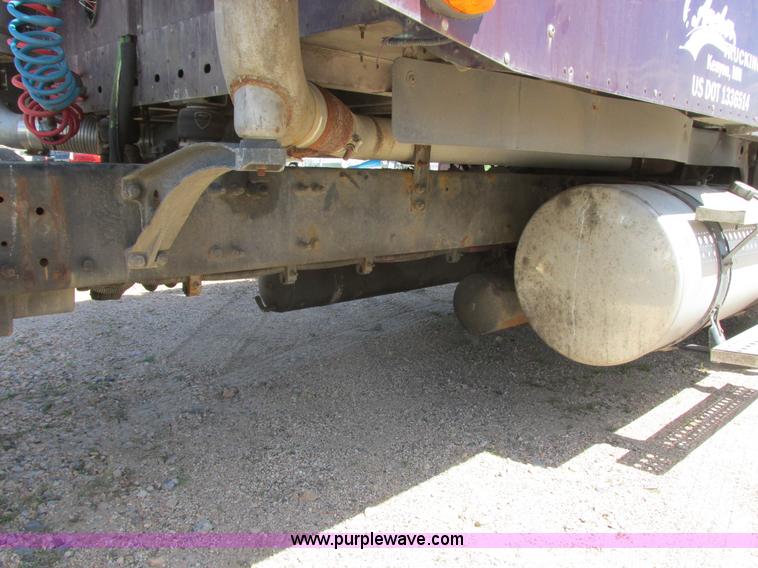 image for item I6250 2003 Freightliner Columbia semi truck