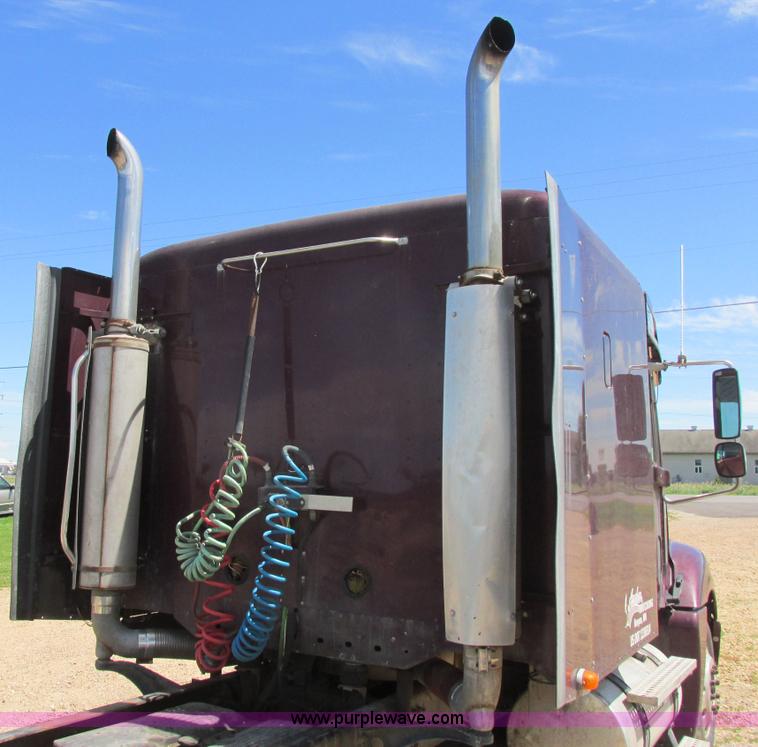 image for item I6250 2003 Freightliner Columbia semi truck