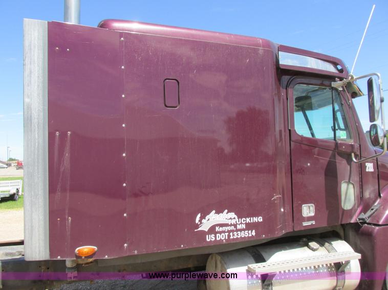image for item I6250 2003 Freightliner Columbia semi truck
