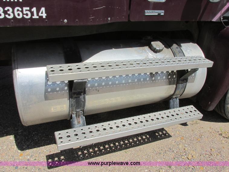 image for item I6250 2003 Freightliner Columbia semi truck