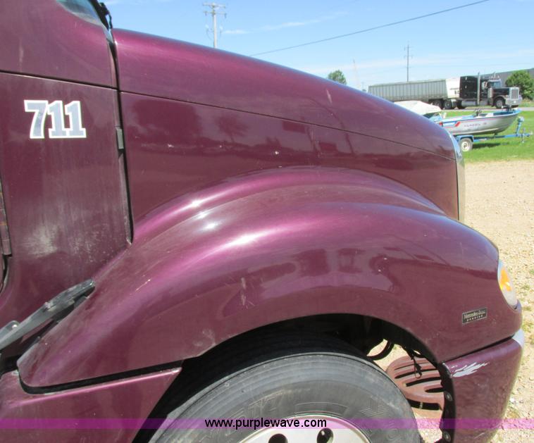 image for item I6250 2003 Freightliner Columbia semi truck