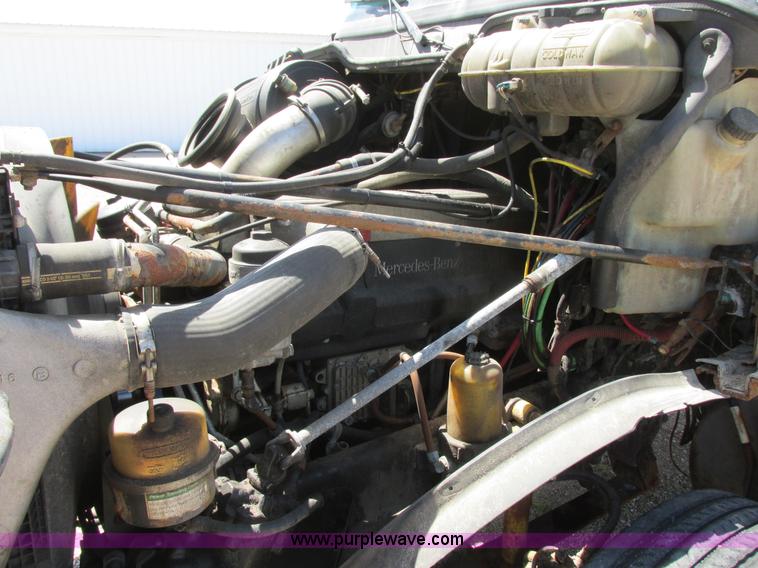 image for item I6250 2003 Freightliner Columbia semi truck