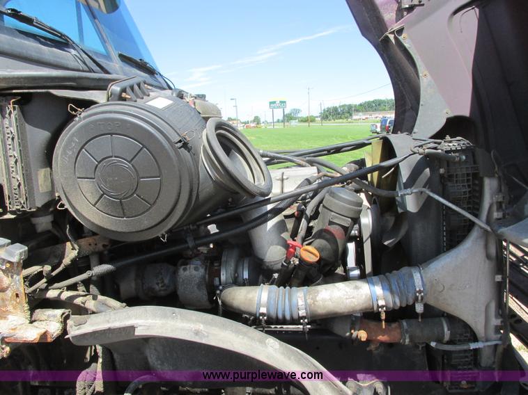 image for item I6250 2003 Freightliner Columbia semi truck