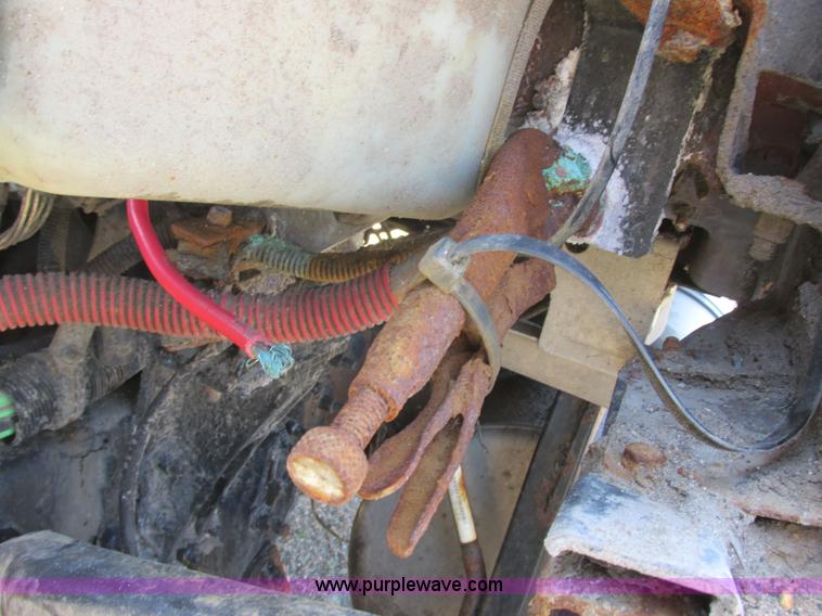 image for item I6250 2003 Freightliner Columbia semi truck